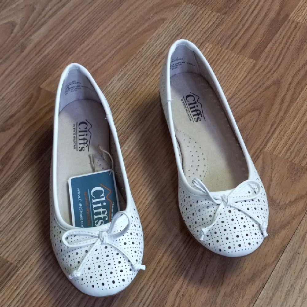 Cliffs By White Mountian Women's White Ballet Flats